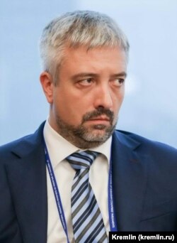 ევგენი (სანდრო) პრიმაკოვი, რუსეთის ყოფილი პრემიერ-მინისტრის, საგარეო საქმეთა მინისტრისა და საგარეო დაზვერვის დირექტორის, ევგენი პრიმაკოვის შვილიშვილი.