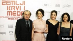 Rade Šerbedžija, Zana Marjanović, Anđelina Džoli i Vanesa Glođo (Premijera filma "U zemlji krvi i meda", Sarajevo, 14. februar 2012.)