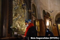 ქალები ლოცულობენ ღვთისმშობლის ხატთან სამების საკათედრო ტაძარში.