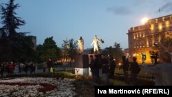 "Spomenici" Siniši Malom i Goranu Vesiću ispred Skupštine Beograda