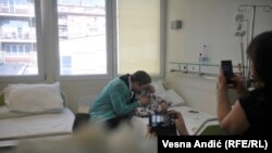 Sem majke, niko drugi od članova porodice ne sme biti uz dečaka, kaže doktor Radovanović (na fotografiji predsednik Srbije sa bolesnim dečakom)