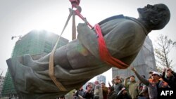 Снос памятника Владимиру Ленину в Улан-Баторе 14 октября 2012 г.