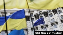 Zastave EU i Ukrajine, arhivska fotografija