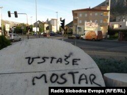 'Pitanje je kako smo mi, komunisti, dozvolili, u čemu smo zakasnili i pogriješili, pa smo otvorili prostor nacionalizmu.' (Fotografija: Grafit u Mostaru)