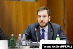 Nikola Burazer: Mislim da se Vučić pre svega boji sopstvenih birača, boji se političke cene koju bi mogao da plati ukoliko napravi suviše oštar spoljnopolitički zaokret.