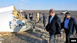 Egipatski premijer Sherif Ismail (drugi s desna) na mjestu nesreće