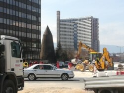 "Ne može život da stane", kaže Mirza, vozač kamiona na gradilištu.