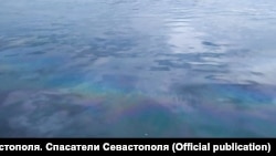 Нефтяное пятно на воде (иллюстративное фото)