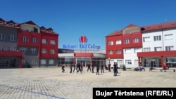 Kosovo je u martu 2018. uhapsilo i deportovalo šest turskih državljana koji su radili u privatnoj školi „Mehmet Akif“ u Prištini. Svi uhapšeni su u međuvremenu u Turskoj osuđeni na ukupno 56 godina i sedam i po meseci zatvora.