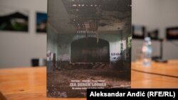 Naslovna strana knjige "Iza sedam logora" na kojoj je Dom kulture u Pilici