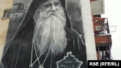 Komunalni inspektor u Mojkovcu donio je rješenje o uklanjanju murala sa likom Amfilohija Radovića, sa jedne od stambenih zgrada i naredio vraćanje fasade u prvobitno stanje.