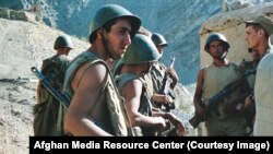 საბჭოთა სამხედროები პატრულირებისას. ერთ-ერთმა ჯარისკაცმა აღიარა, რომ რამდენიმე ქალი და ბავშვი ცოცხლად დაწვა.