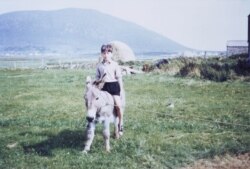 კევინ ტულისი ბავშვობაში, ირლანდია, სოფელი დუკინელა, კუნძული აკილი, მაიოს საგრაფო