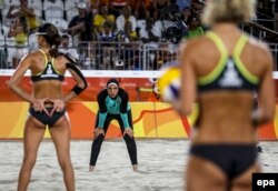 გერმანიისა და ეგვიპტის პლაჟის ფრენბურთელ ქალთა შეხვედრის მომენტი