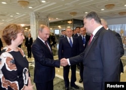 Володимир Путін і Петро Порошенко поруч з Катрін Аштон і Нурсултаном Назарбаєвим, Мінськ, 26 серпня 2014 року