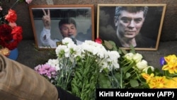 Odavanje počasti Borisu Njemcovu na mjestu gdje je ubijen ispred Kremlja