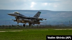 Un avion de luptă F16 decolează de la Baza Aeriană Câmpia Turzii, pe 10 aprilie 2014 - fotografie generică.
