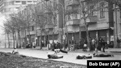 თეირანში ირანის არმიის ჯარისკაცები ისვრიან, მთავრობის მოწინააღმდეგე დემონსტრანტები კი ტყვიებისგან დამალვას ცდილობენ. 1979 წლის 26 იანვარს, ირანის პოლიტიკური არასტაბილურობისა და სახელმწიფო მმართველობის ვაკუუმის გამო, მძიმე დაპირისპირება მოხდა.