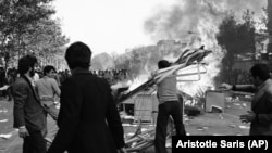 ანტისამთავრობო გამოსვლების დროს, 1978 წლის 5 ნოემბერს, აქციის მონაწილეები ირანის დედაქალაქში ქუჩებში ანთებდნენ ცეცხლს. მოგვიანებით, სამხედროებსა და სტუდენტებს შორის შეტაკების შედეგად, თეირანის უნივერსიტეტში დაიღუპა რამდენიმე ადამიანი.