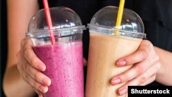 "U EU će uskoro postati mnogo skuplje kupovati hranu i piće u jednokratnoj ambalaži nego u povratnoj ili reciklabilnoj ambalaži", ističe Amina Omićević (ilustrativna fotografija)