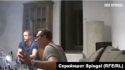 Štrahe i njegov partijski kolega Johan Gudenus govore neimenovanoj ženi da može očekivati unosne građevinske ugovore ako kupi jednu austrijsku novinu i podrži Slobodarsku stranku