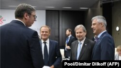 Zabrinutost zbog sporog sprovođenja briselskih dogovora (Foto: Predsednici Srbije i Kosova Aleksandar Vučić i Hašim Tači sa predsednikom Evropskog saveta Donaldom Tuskom i komesarom za proširenje Johanesom Hanom, Sofija, maj 2018)