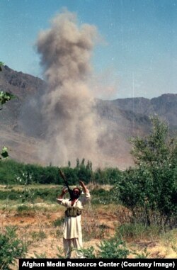 მოჯაჰედინი მებრძოლი ცას აკვირდება საჰაერო იერიშის შემდეგ. ავღანეთში მყოფი უცხოელი ჟურნალისტებისთვის სიტუაცია განსაკუთრებით სარისკო გახდა. 1984 წელს საბჭოთა დიპლომატმა განაცხადა, რომ მოჯაჰედინებთან დაფიქსირებულ ნებისმიერ ჟურნალისტს მოკლავდნენ. ამის გამო ვაშინგტონმა დააფინანსა სადავო პროგრამა და ავღანელი აჯანყებულები ფოტოკამერებით მოამარაგა.