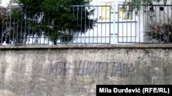 Krivični zakonik Srbije za raspirivanje nacionalne, rasne ili verske mržnje i netrpeljivosti predviđa kaznu zatvora u trajanju od šest meseci do pet godina.