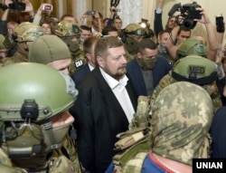 Народний депутат від фракції «Радикальної партії» Ігор Мосійчук в оточенні співробітників СБУ йде до виходу з будівлі Верховної Ради. Київ, 17 вересня 2015 року