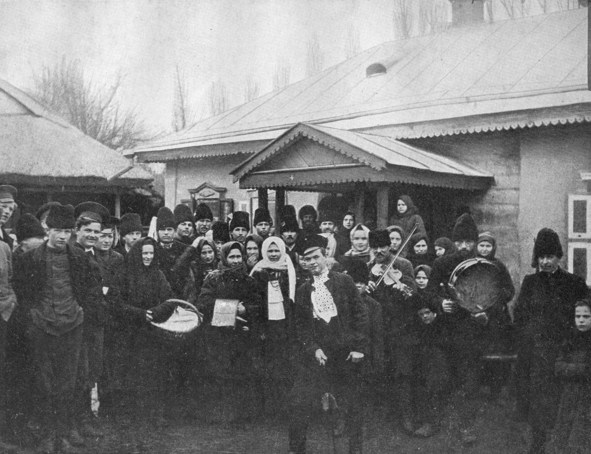 Це імпровізований танець, в якому використовують стрибки, присядки і різноманітні примхливі кружляння. В минулому цей танець виконувався лише чоловіками. Танець, що передає неймовірну героїку, силу, мужність.