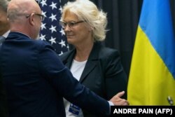 ქრისტინე ლამბრეხტი და მისი უკრაინელი კოლეგა ოლექსი რეზნიკოვი