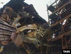 Разрушенная подлодка, поднятая в сухой док