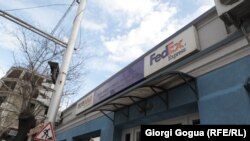 Među velikim žrtvama sajber napada su američki FedEx, proizvođači automobila u Evropi, španska Telefonica, britanska Nacionalna zdravstvena služba i njemačka željeznica.