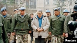 'Butros Gali (na fotografiji kasnije u Sarajevu 1992), koji je vodio taj sastanak, razgovara sa Miloševićem a onda ustane Panić i pita: "A zašto vi sa Miloševićem razgovarate, ja sam glavni ovde.'