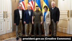 Članovi delegacije gornjeg doma Kongresa SAD-a predvođeni liderom republikanske manjine u Senatu, Mitchom McConnellom (drugi lijevo), posjetili su Kijev kako bi se 14. maja sastali s ukrajinskim predsjednikom Volodimirom Zelenskim.