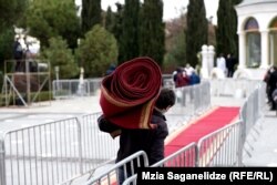 სანამ პატრიარქი წყლის საკურთხებლად გამოვა ეზოში წითელ ხალიჩას აგებენ.