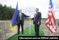 Символічне забиття в землю «кілочка» на майданчику, де заплановане будівництво ЦСВЯП – централізованого сховища відпрацьованого ядерного палива українських АЕС. У церемонії взяли участь президент державного підприємства НАЕК «Енергоатом» Ю. Недашківський (зліва) та президент американської компанії Holtec International Кріс Сінгх. Серпень 2014 року