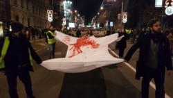 Učesnici protesta nose "krvavu" košulju ka zgradi Vlade Srbije