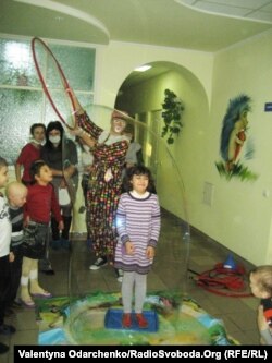 Свято іменинника: Настя Кукса у мильній бульбашці