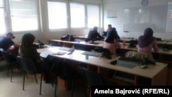 Dobar deo profesora na ovom univerzitetu je stekao diplome upravo na njemu, a koje po zakonskim normama nisu validne i ti nastavnici nisu kvalifikovani, tvrdi Miodrag Popović