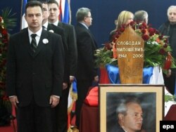 Ivica Dačić pored Miloševićevog kovčega (16. mart 2006. godine)