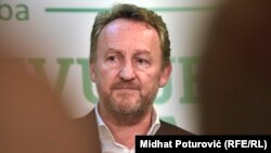 Izetbegović (na fotografiji) se zaklanja u jednom trenutku iza eksperata, u drugom iza gospodina Softića, u trećem iza žrtava