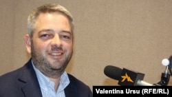 Managerul media Dumitru Țîra, intervievat de Europa Liberă în 2017, pe când era membru al Consiliului de Integritate al Autorității Naționale de Integritate.