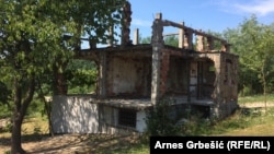 Spaljene, neobnovljene kuće u selu Prisade