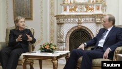 აშშ-ის სახელმწიფო მდივანი ჰილარი კლინტონი და რუსეთის პრეზიდენტი ვლადიმირ პუტინი. 2010 წლის 19 მარტი