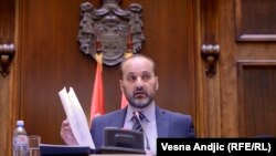 Pre nekoliko godina zaštitnik građana Saša Janković rekao je da zabrinjava podatak da službe bezbednosti zadiru u privatne internet i telefonske komunikacije više hiljada građana Srbije