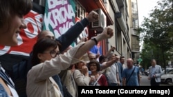 Aktivisti Združene akcije Krov nad glavom sprečavaju iseljavanje porodice iz stana u Beogradu 2017. godine