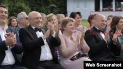 Eduard Benderski sa suprugom Zanom na venčanju Maksima Jakubeca i Aljene Benderske