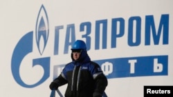 Srbija se Sporazumom obavezala da ruskom Gaspromnjeftu bez tendera u direktnim pregovorima proda 51 odsto akcija NIS-a po ceni od 400 miliona evra