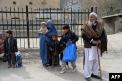 د تورخم په دروازه کې افغانان د پاکستان لوري ته د اوړېدو په حال کې دي.